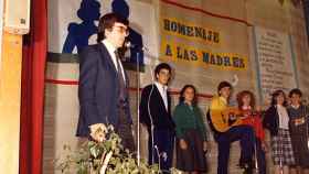 Luis Argüello en un acto de homenaje a las madres durante su etapa como profesor en el Colegio de Lourdes de Valladolid en 1983