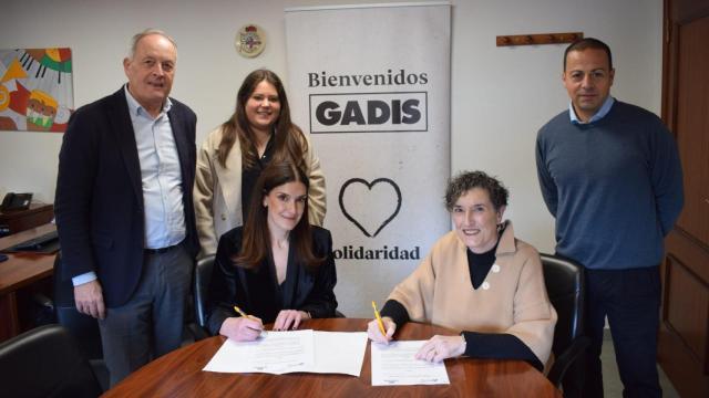 La directora de Marketing y RSC de Gadisa Retail, Melisa Pagliaro, y la presidenta de AspaceCoruña, Mª Carmen Barreiro, firman el convenio.