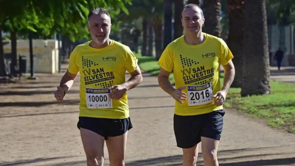 Ángel Víctor Torres con un amigo en la San Silvestre de Las Palmas de Gran Canaria.