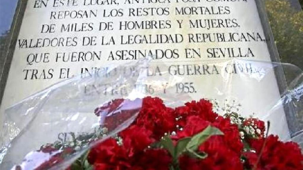 Imagen del monumento que le ha dado el nombre a esta fosa común.