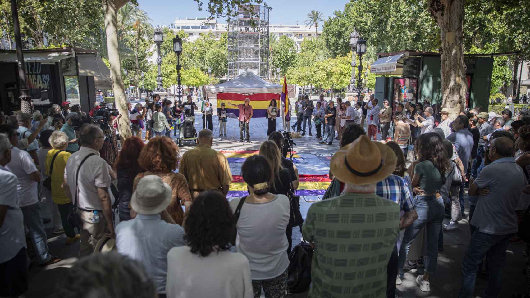 Uno de los encuentros del movimiento memorialista en la Plaza de la Gavidia.