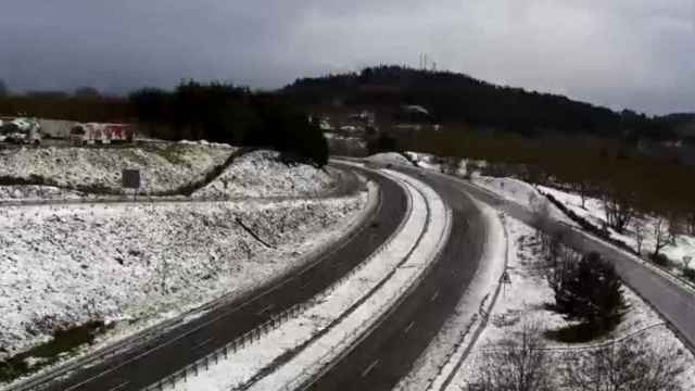 Tramo nevado de la A-52 a su paso por Ourense.