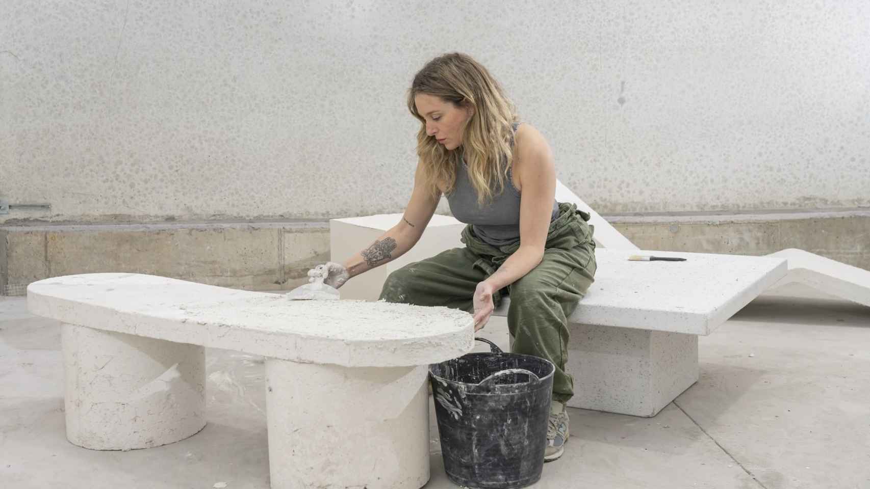 Helena Hinrichs trabajando en uno de los muebles de Rudi 1944.