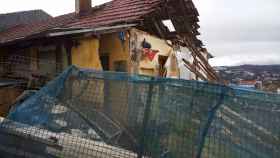 Vivienda semi derrumbada esta madrugada en el barrio de Teis.