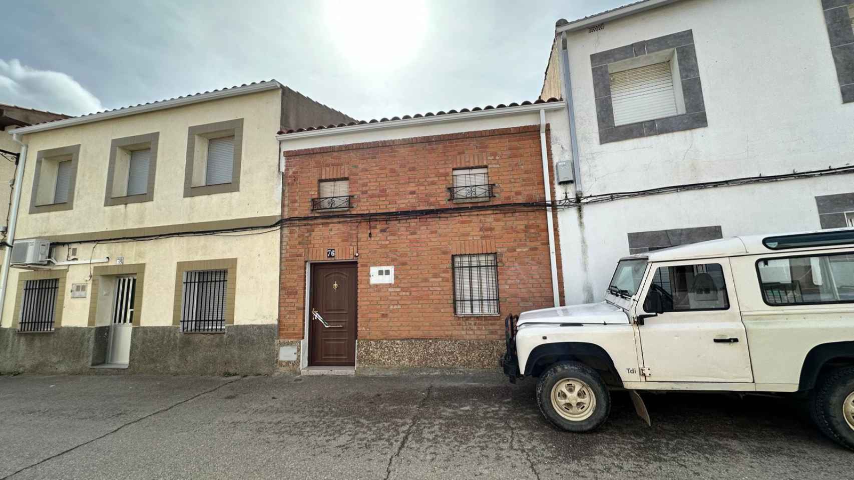 Fachada del domicilio de Vicente Sánchez, vecino de Hinojal.