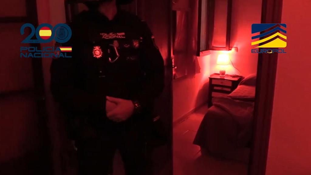 La Policía Nacional inspecciona el domicilio en Palma donde se encontraban las 13 víctimas de trata.