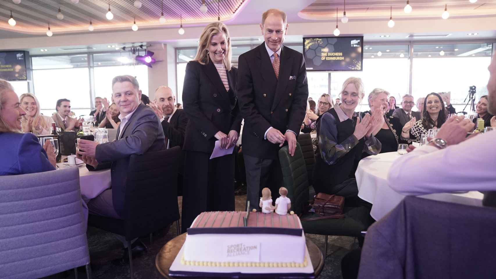 Los duques de Edimburgo, con la tarta de cumpleaños.
