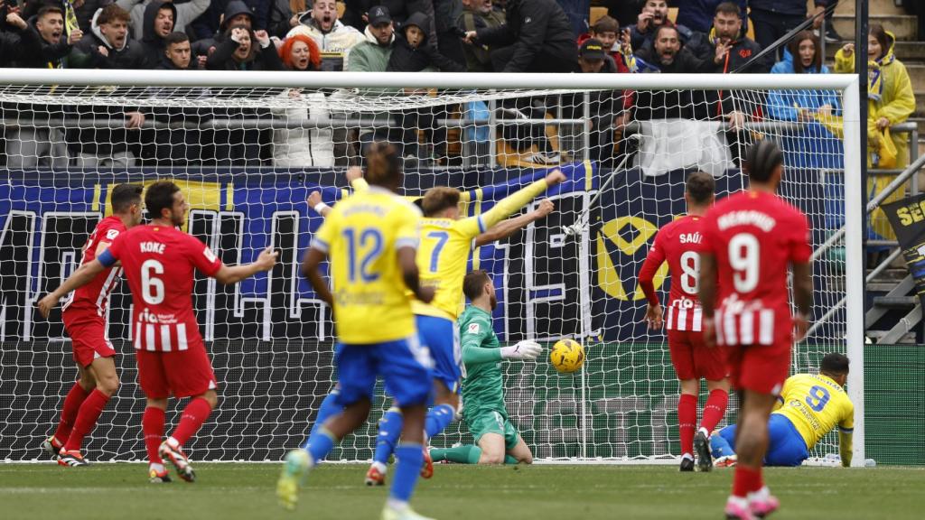 Momento en el que Juanmi marca el primer gol del partido