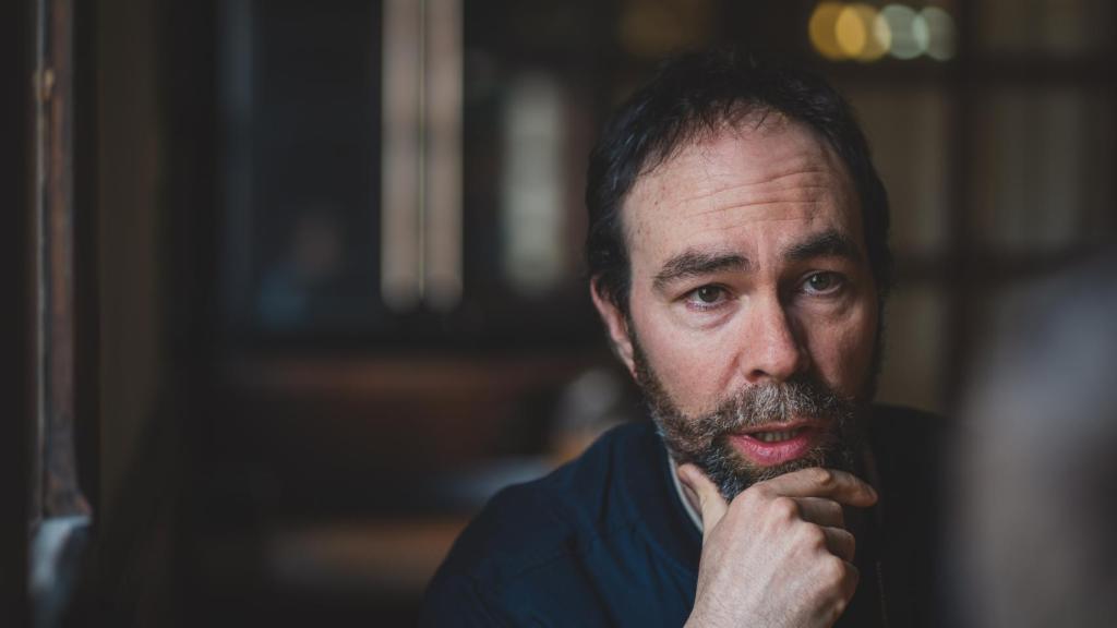 Cyrille Martin, director del documental 'Zougam, un nuevo Dreyfus', en una cafetería de Guadalajara en la que le ha entrevistado este sábado EL ESPAÑOL.