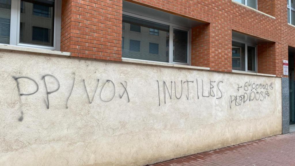 Pintadas en el edificio consistorial de Benavente