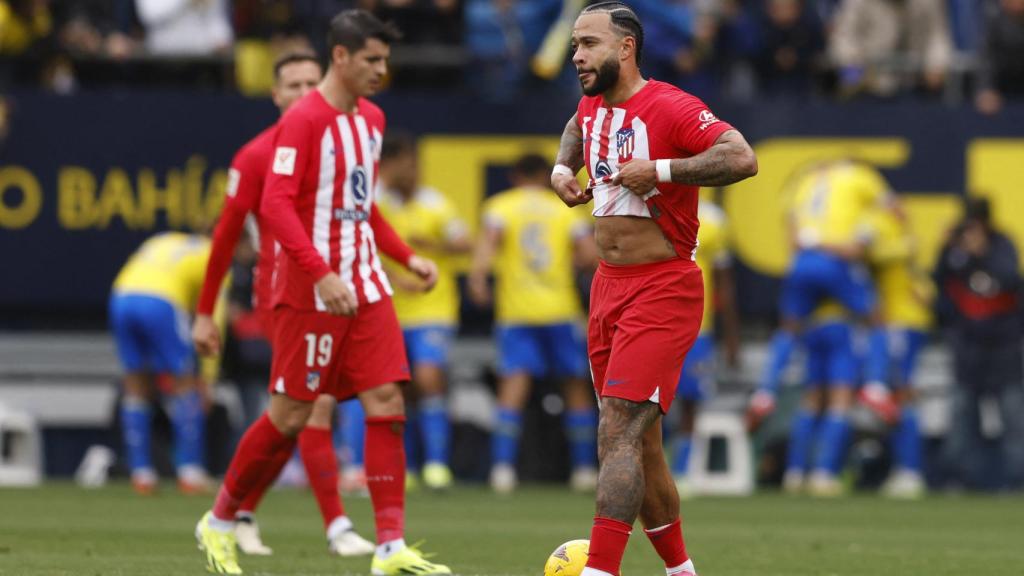 Memphis y Morata se lamentan tras un gol del Cádiz