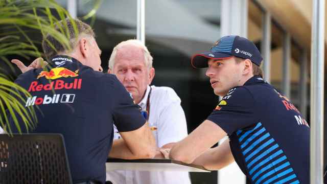 Christian Horner, Helmut Marko y Max Verstappen mantienen una charla durante el pasado GP de Baréin