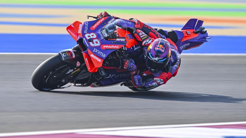 Jorge Martín traza un viraje con su Ducati GP24, en el circuito qatarí de Losail.