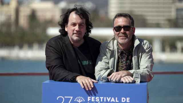 Los directores Isaki Lacuesta (i) y Pol Rodríguez (d) posan en la presentación de 'Segundo premio' en el Festival de Málaga, el pasado martes. Foto: EFE/Daniel Pérez