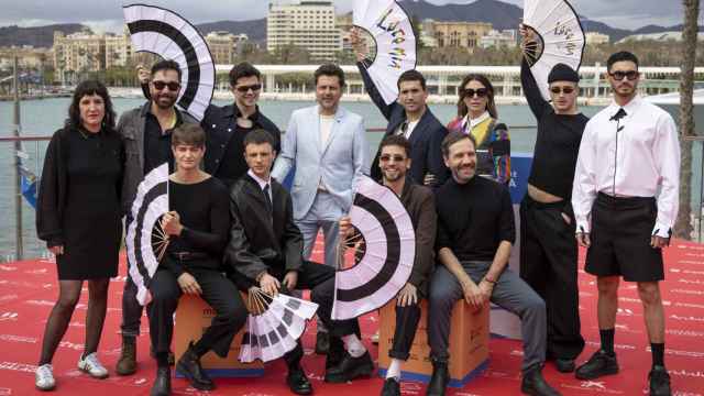 El director Kike Maíllo (centro) con el elenco de 'Disco, Ibiza, Locomía' en la presentación de la película en el Festival de Málaga, este viernes. Foto: EFE/Álvaro Cabrera
