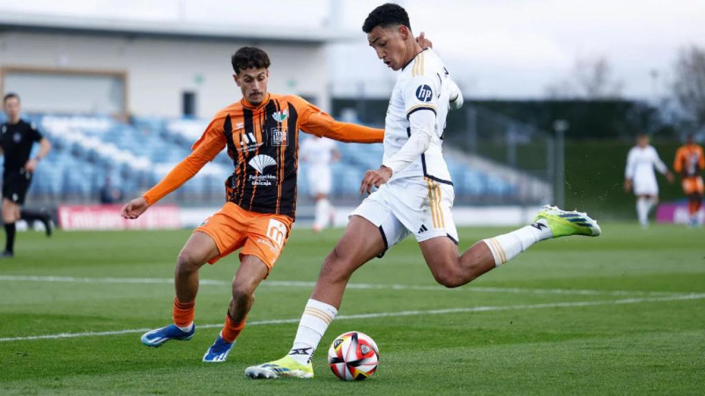 Álvaro Rodríguez, delantero del Real Madrid Castilla, ante un jugador del Antequera