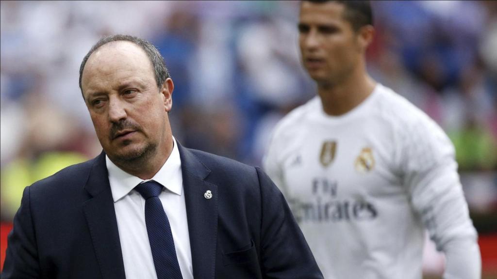 Rafa Benítez, con Cristiano Ronaldo de fondo, durante su etapa como entrenador del Real Madrid (2015/2016)