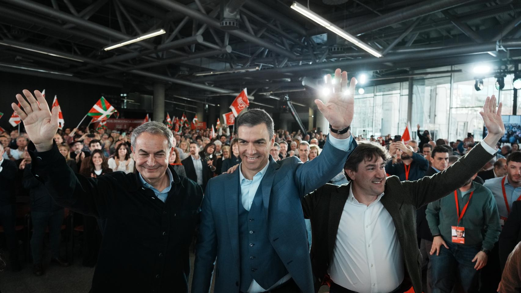 El expresidente del gobierno José Luis Rodríguez Zapatero, el presidente Pedro Sánchez y el candidato a lehendakari Eneko Anduez, en Bilbao.