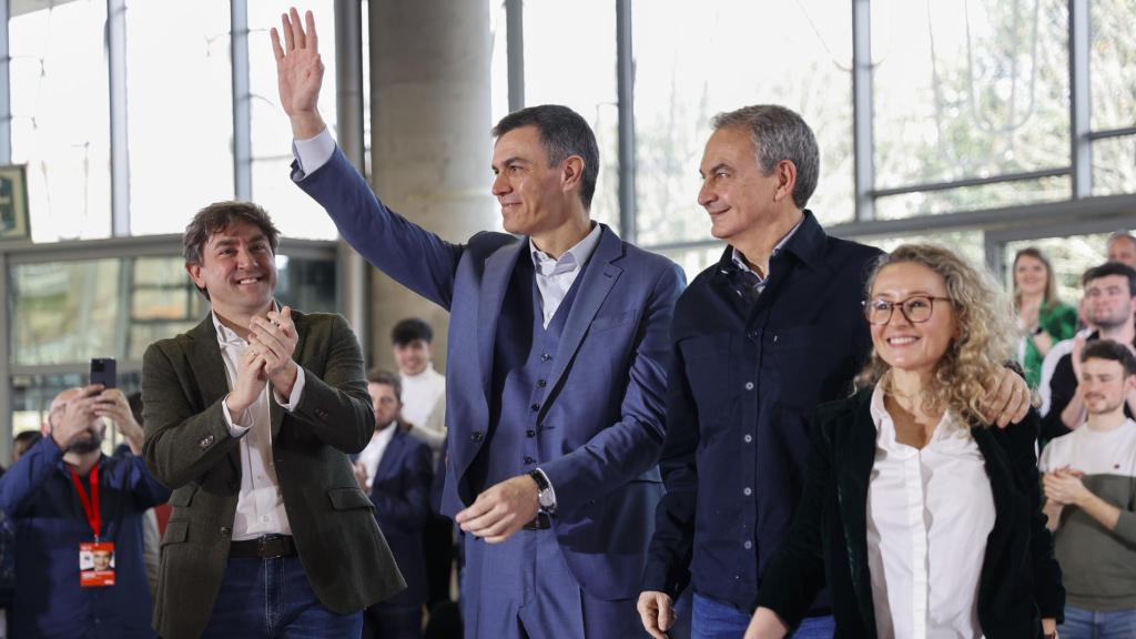 Pedro Sánchez junto al expresidente José Luis Rodríguez Zapatero, durante el acto del PSOE celebrado este sábado en Bilbao.