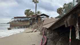 Estado en el que ha quedado la playa de Mijas, donde hay un chiringuito dañado.