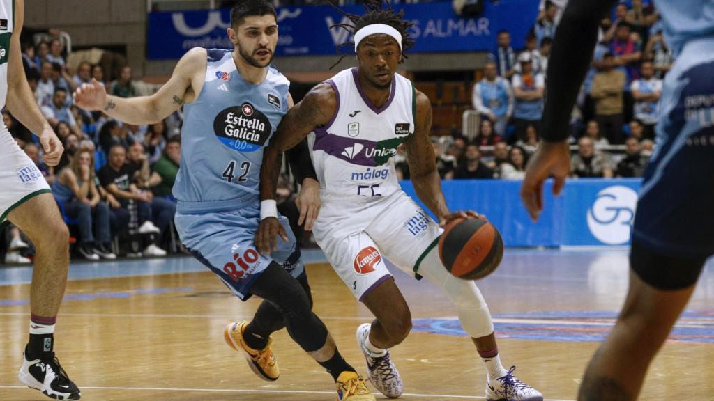 El base estadounidense del Unicaja Kendrick Perry (d) ante el escolta del Breogán Sergi Quintela (i) durante un encuentro correspondiente a la temporada regular de la Liga Endesa disputado entre el CB Breogán y el Unicaja Málaga en Lugo, este sábado.