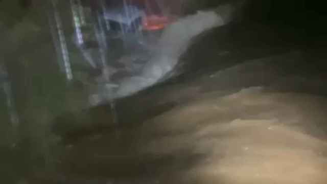 Vídeo de la intervención del Consorcio Provincial de Bomberos por un coche atrapado en un río de Estepona.