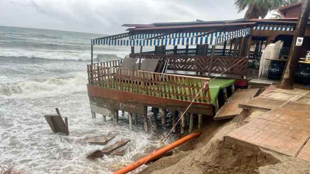 Impacto del temporal de viento sobre la costa de Mijas.
