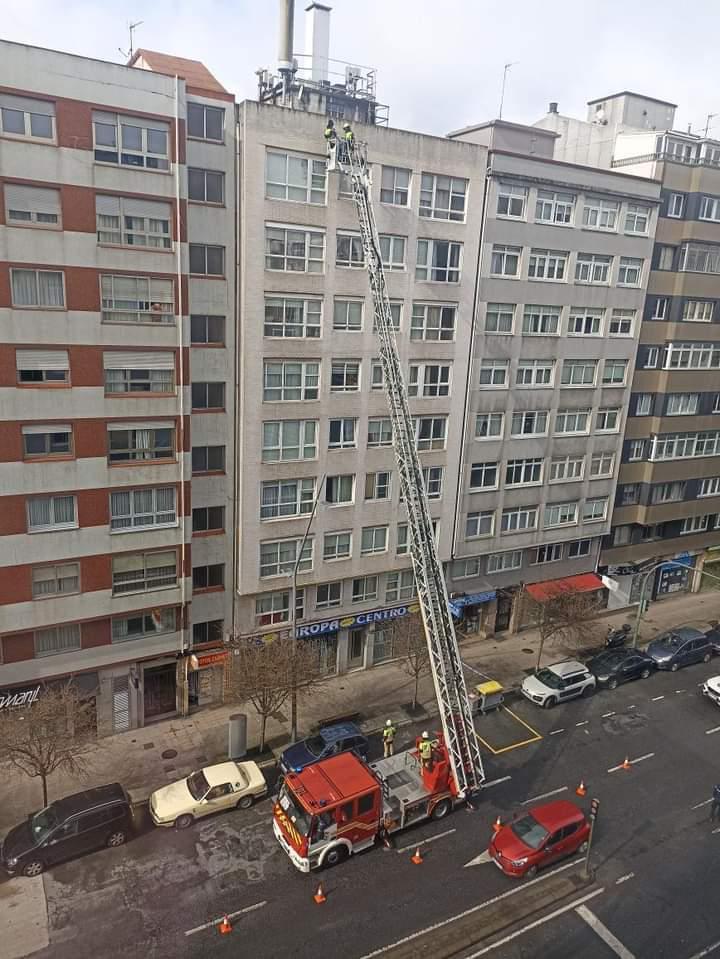 Bomberos de A Coruña reparando la fachada de Ronda de Outeiro