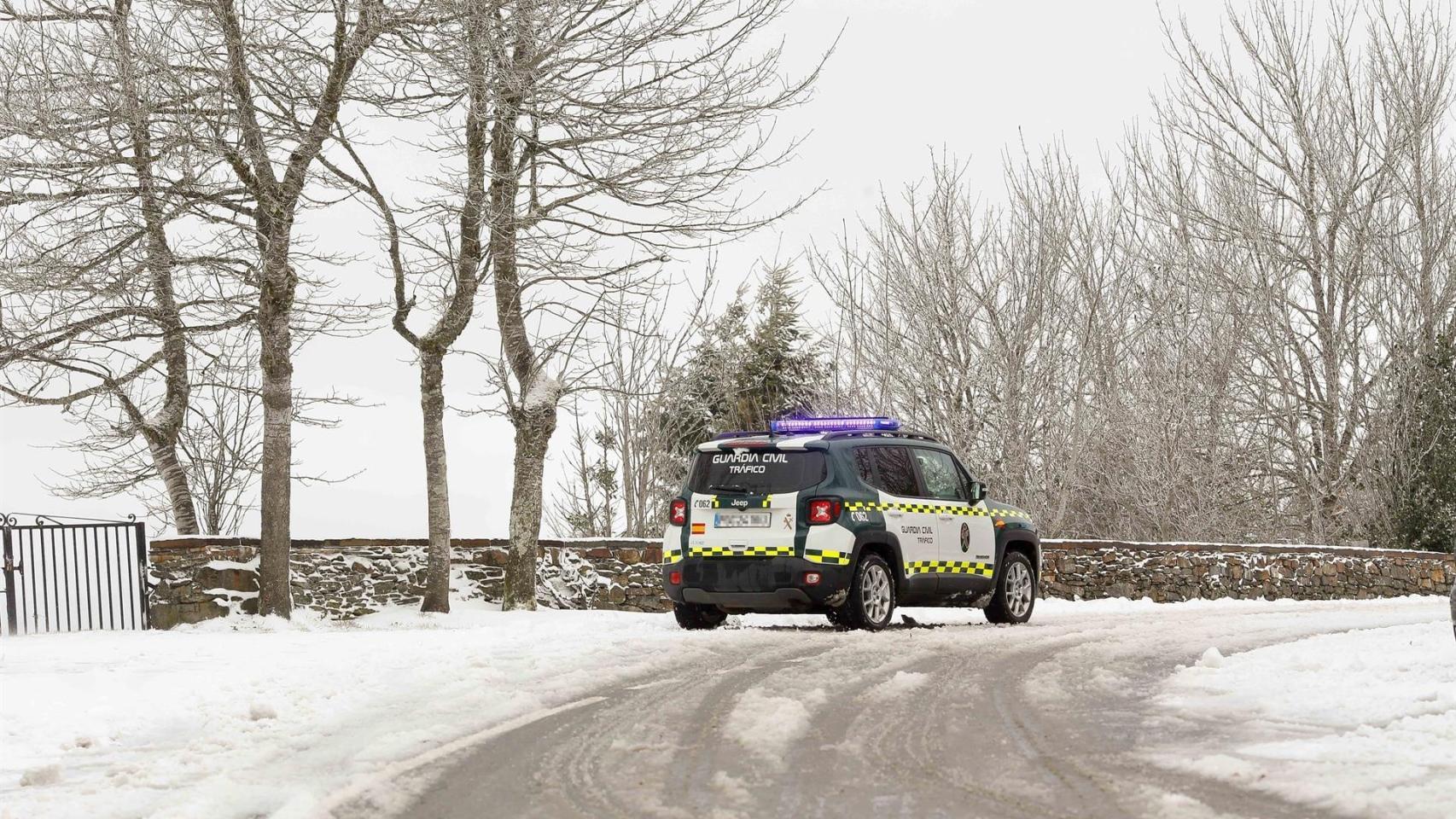 Un vehículo de la Guardia Civil en un camino nevado, a 23 de febrero de 2024, en Pedrafita do Cebreiro, Lugo, Galicia