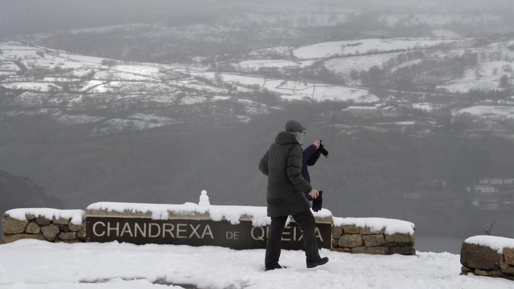 Una persona camina por la nieve en Chandrexa de Queixa, Ourense, Galicia (Imagen de archivo)