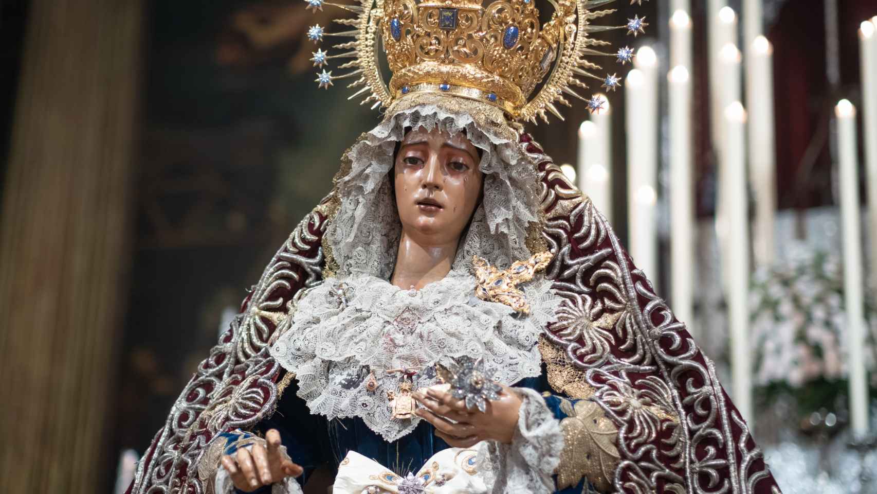 Las imágenes del besamanos a la Virgen del Valle, una de las más antiguas de la Semana Santa de Sevilla