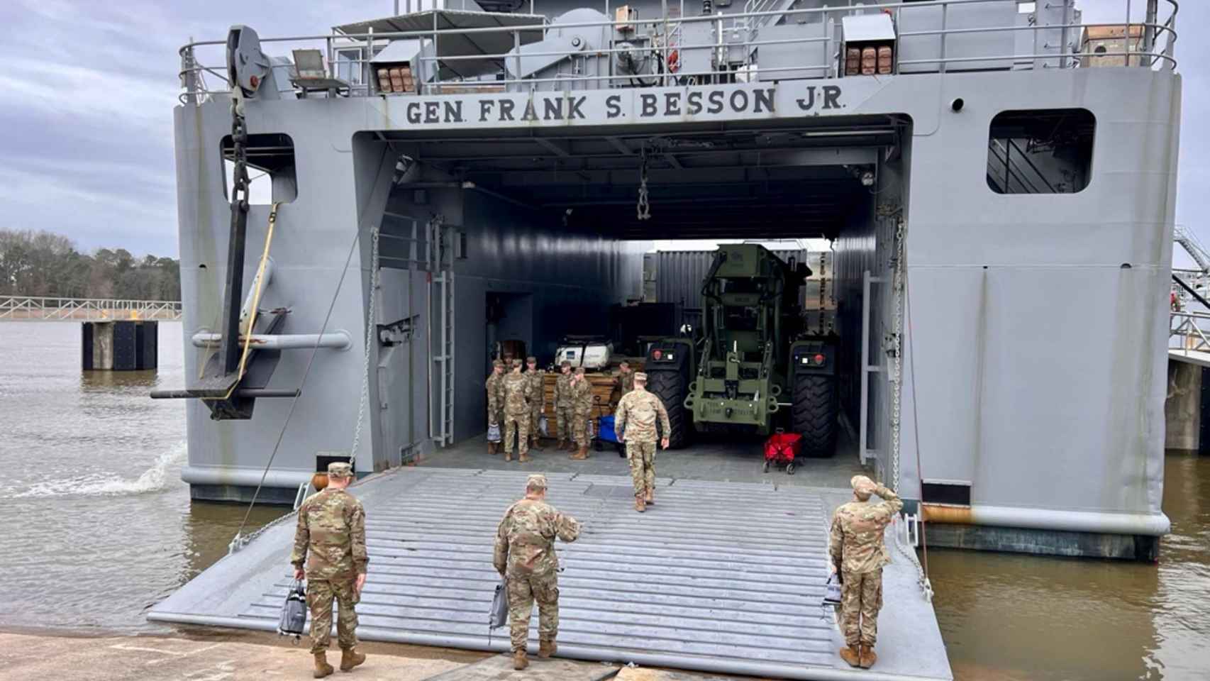 El buque General Frank S. Besson lleva el primer equipo para establecer un muelle temporal