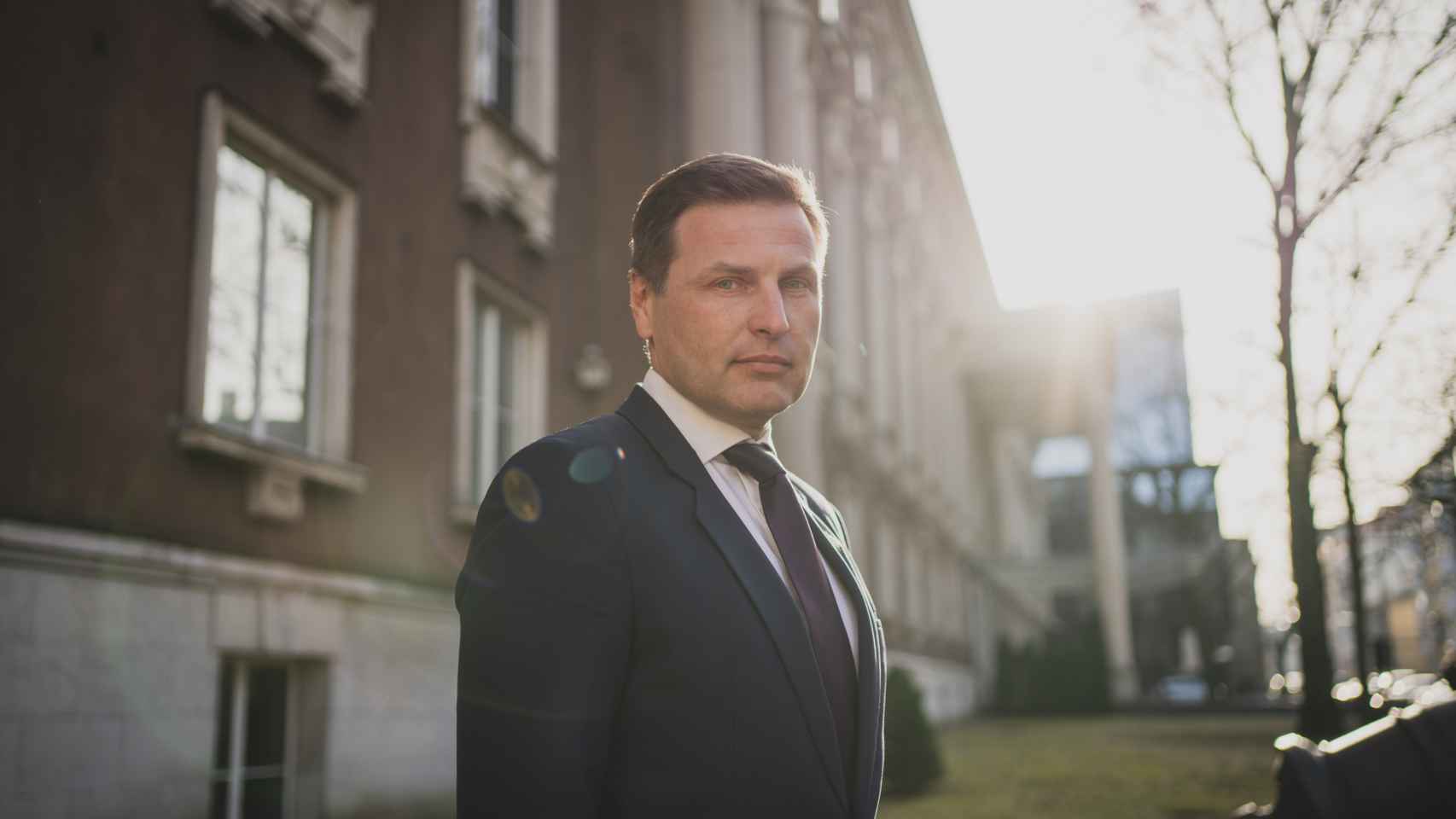El ministro de Defensa de Estonia, Hanno Pevkur, posa para El Español frente a la sede ministerial en Tallin.