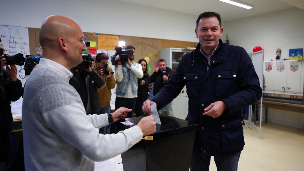 El conservador Luís Montenegro, al que dan ganador los sondeos, ejerciendo su derecho a voto este domingo.