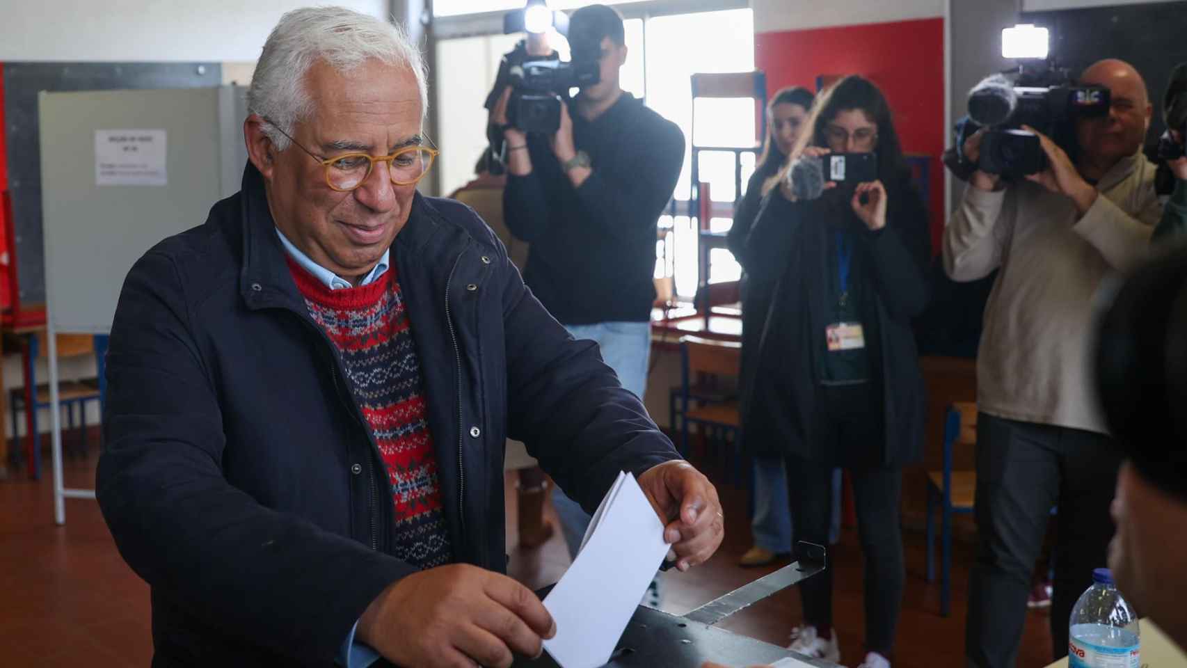 António Costa votando este domingo en un colegio electoral de Lisboa.
