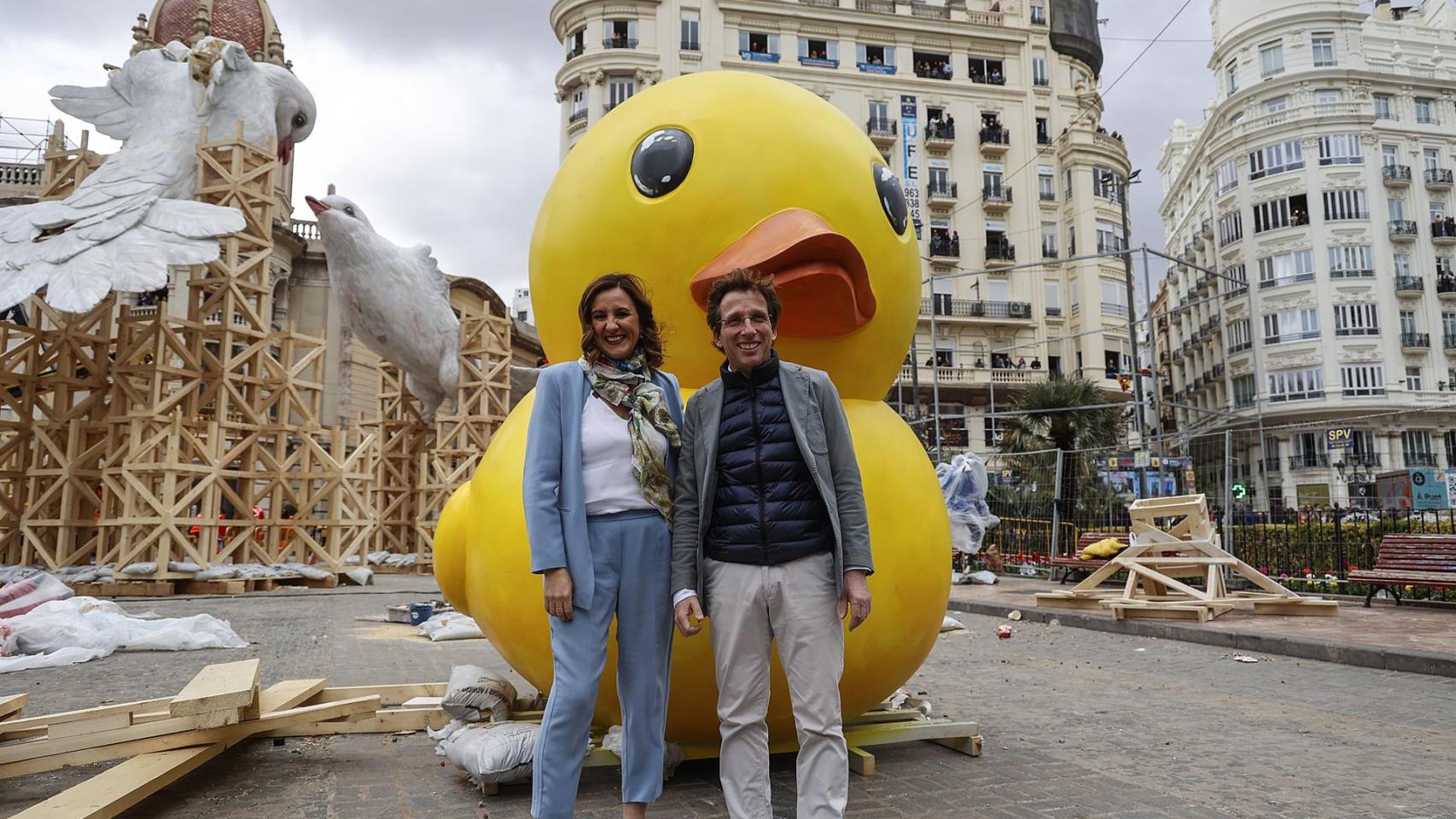 María José Catalá y José Luis Martínez Almeida posan junto al ninot del Ayuntamiento. Europa Press / Rober Solsona