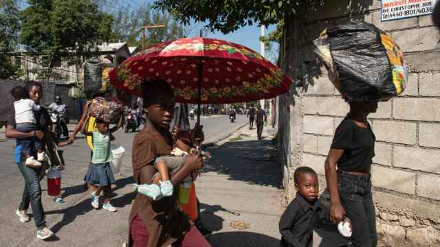 Habitantes caminan por una calle este sábado en Puerto Príncipe (Haití).