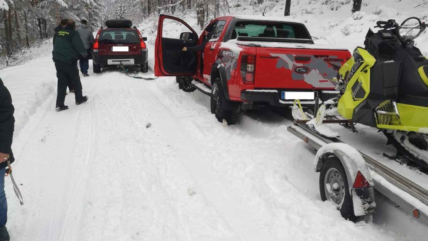 Rescate de un vehículo atrapado por la nieve, este sábado en la provincia de Soria.