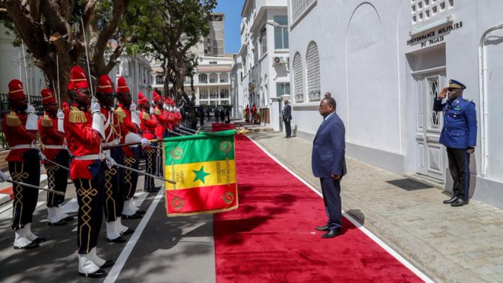 Macky Sall se despide de los agentes de Gendarmería que velan por su seguridad y la de su familia, los instó a servir a su sucesor como lo hicieron con él.