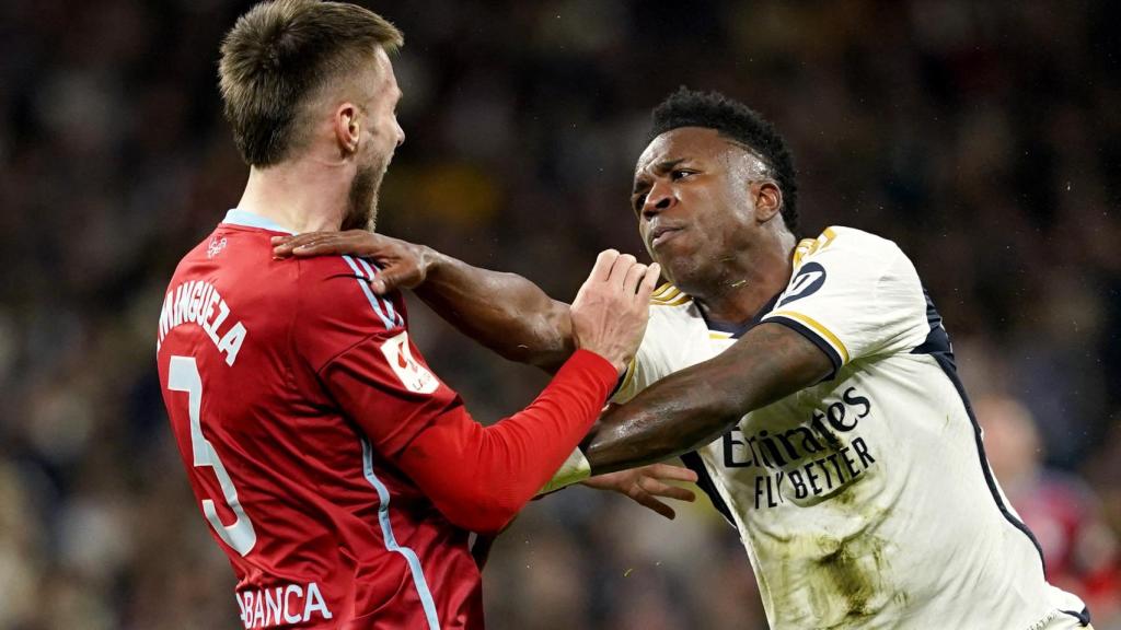 Vinicius empuja a Mingueza.