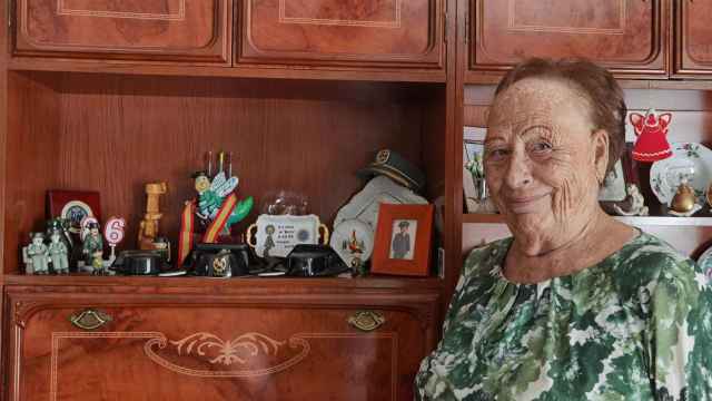 María Soledad, en uno de los rincones su casa de Sant Vicent del Raspeig dedicado a la Guardia Civil.