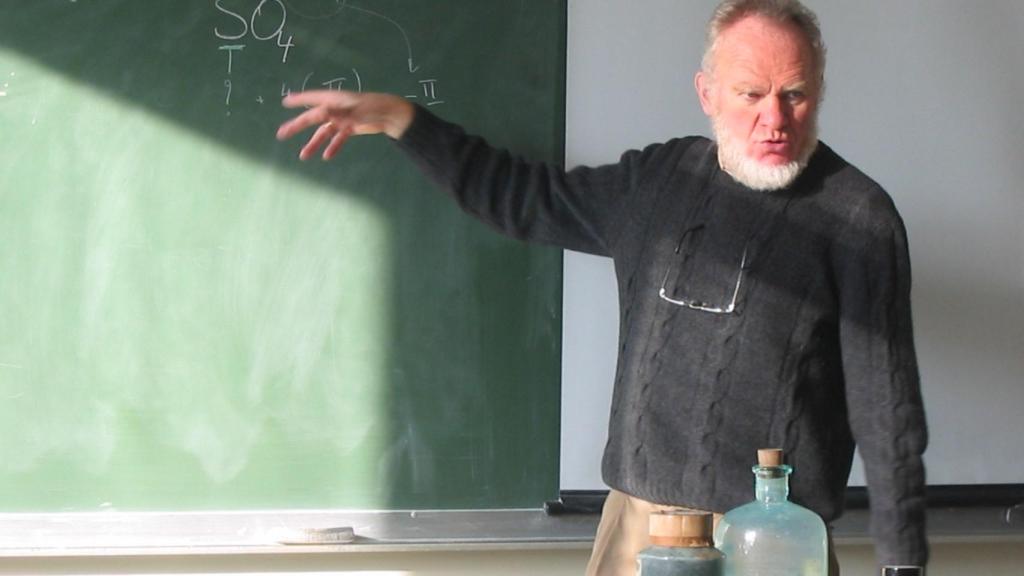 Un profesor mayor impartiendo clases