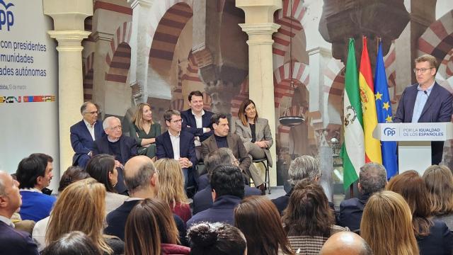 Mañueco escucha la clausura de Alberto Núñez Feijóo, junto al resto de presidentes autonómicos del PP