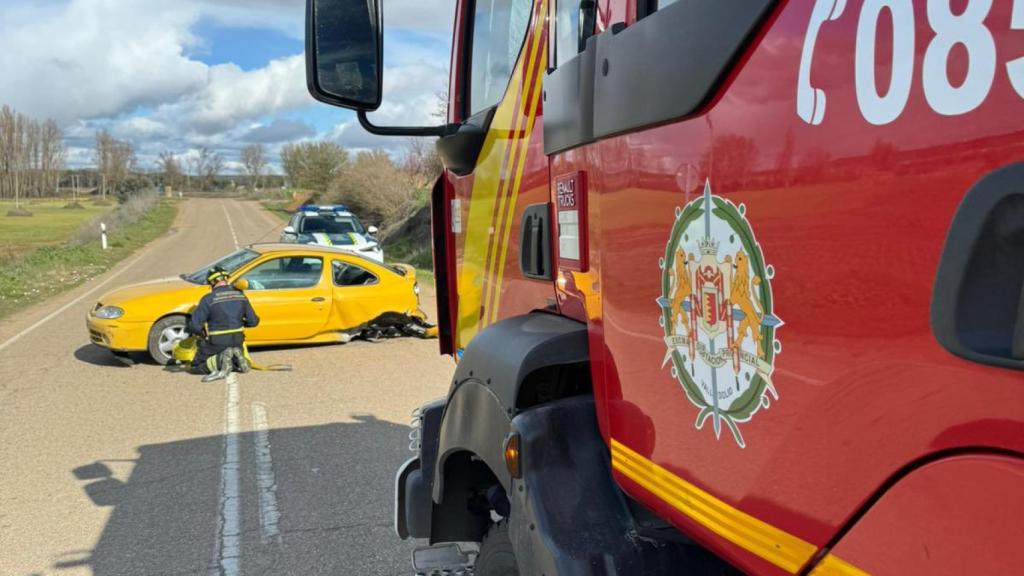 Intervención de los Bomberos de la Diputación de Valladolid en el accidente de Castronuño