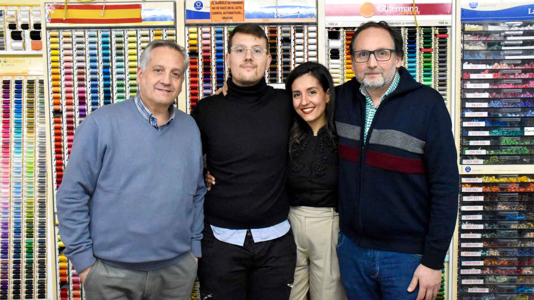 Carmen y Eloy, junto a su padre Eloy y su tío Pablo, en la tienda El Redondel de la Plaza Mayor