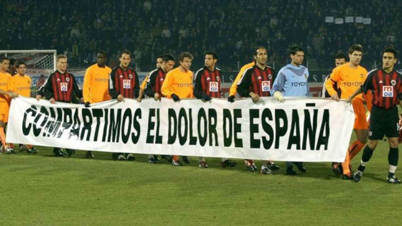 Los jugadores del Valencia y del Gençlerbirliği, con una pancarta de apoyo.