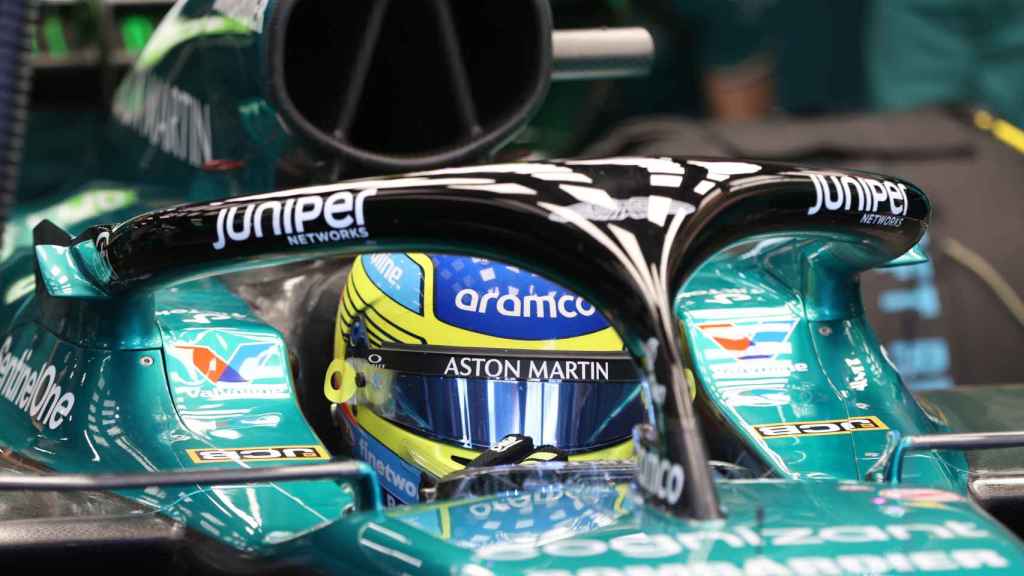Fernando Alonso subido al Aston Martin durante el GP de Arabia Saudí.