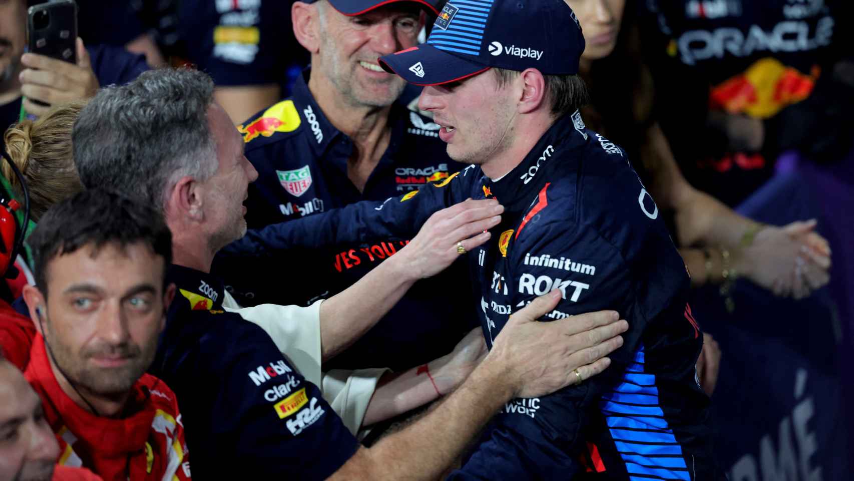 Max Verstappen acude a abrazar a Christian Horner tras su victoria en el GP de Arabia Saudí.