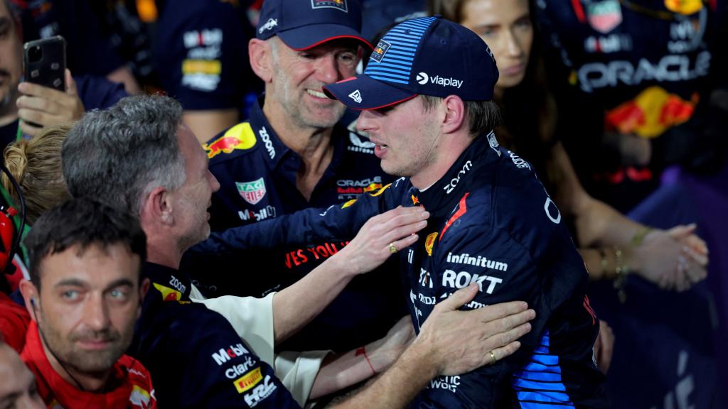 Max Verstappen acude a abrazar a Christian Horner tras su victoria en el GP de Arabia Saudí.