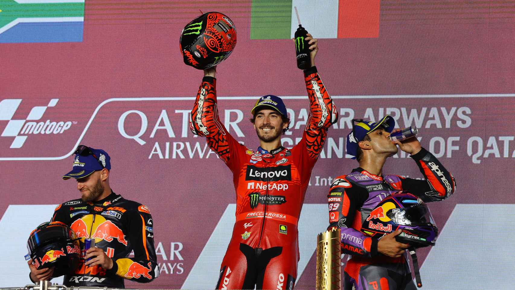 Pecco Bagnaia, acompañado por Brad Binder y Jorge Martín, celebra su victoria en el GP de Qatar.